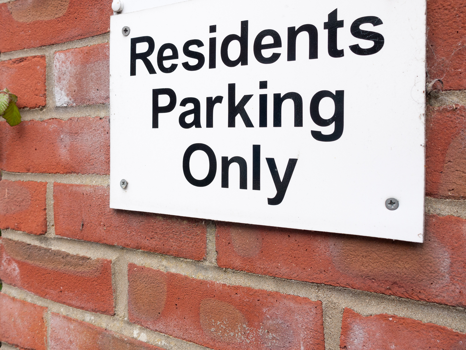 Nechcete-li, aby vaše auto bylo odtaženo, vyhněte se zónám určeným pro rezidenty!